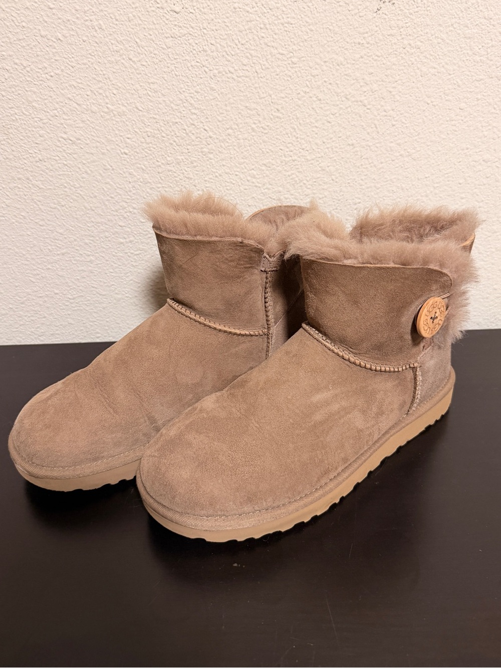 UGG Classic Mini Bailey Button - Chestnut